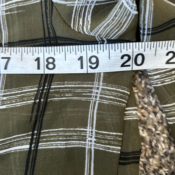 Banana Republic Olive green blouse with white and black stripes size small - Picture 7 of 9